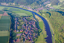 Ortschaft an den Fluss- Uferbereichen der Weser in Pegestorf im Bundesland Niedersachsen, Deutschland