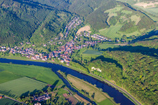 Dorfkern an den Fluß- Uferbereichen der Weser im Ortsteil Rühle in Bodenwerder im Bundesland Niedersachsen, Deutschland