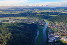 Stadtansicht am Ufer der Weser aus Süden im Ortsteil Kemnade in Bodenwerder im Bundesland Niedersachsen, Deutschland