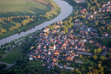 Ortskern am Uferbereich des Weser - Flußverlaufes in Polle im Bundesland Niedersachsen, Deutschland