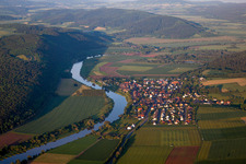 Dorfkern an den Fluß- Uferbereichen der Weser in Heinsen im Bundesland Niedersachsen, Deutschland