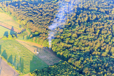 Zeltlager mit Lagerfeuer in Heinsen im Bundesland Niedersachsen, Deutschland