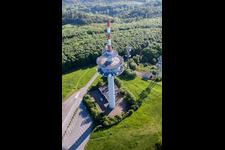 Luftbild von Funkturm und Sendeanlage auf der Kuppe des Bergmassives Köterberg in Lügde im Bundesland Nordrhein-Westfalen, Deutschland