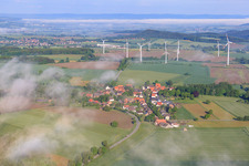 Luftbild von Windpark Vörden hinter dem Dorf im Ortsteil Hohehaus in Marienmünster im Bundesland Nordrhein-Westfalen, Deutschland