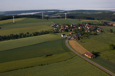 Windenergieanlagen ( WEA ) - Windrad- auf einem Feld im Ortsteil Bremerberg in Marienmünster im Bundesland Nordrhein-Westfalen, Deutschland