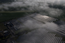Schrägluftbild von Wetterbedingt in eine Nebel- Schicht eingebettete Panelreihen der Photovoltaikanlage des Solarpark bzw. Solarkraftwerk im Ortsteil Bredenborn in Marienmünster im Bundesland Nordrhein-Westfalen, Deutschland