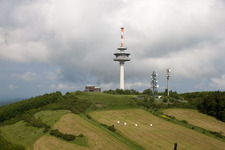 Schrägluftbild von Fernmeldeturm Köterberg und Funkanlage STOB791884 und STOB790269 auf dem Köterberg in Lügde im Bundesland Nordrhein-Westfalen, Deutschland