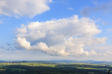 Wolken über dem Windpark Bustollen im Ortsteil Dalhausen in Beverungen im Bundesland Nordrhein-Westfalen, Deutschland