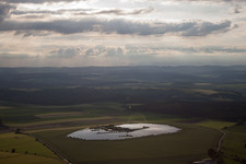 Panelreihen der Photovoltaikanlage und Solarpark bzw. Solarkraftwerk in Beverungen im Ortsteil Tietelsen im Bundesland Nordrhein-Westfalen, Deutschland
