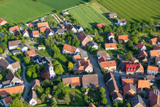 Luftaufnahme von Kirchengebäude der St. Bartholomäus-Kirche in Tietelsen in Beverungen im Bundesland Nordrhein-Westfalen, Deutschland