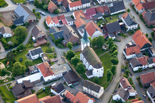 Kirchengebäude im Dorfkern im Ortsteil Erkeln in Brakel im Bundesland Nordrhein-Westfalen, Deutschland
