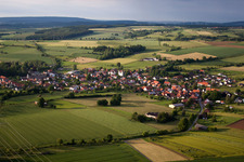 Ortsansicht der Straßen und Häuser der Wohngebiete im Ortsteil Bökendorf in Brakel im Bundesland Nordrhein-Westfalen, Deutschland