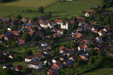 Luftbild von Ortsansicht der Straßen und Häuser der Wohngebiete im Ortsteil Bökendorf in Brakel im Bundesland Nordrhein-Westfalen, Deutschland