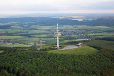 Fernmeldeturm Köterberg und Funkanlage STOB791884 und STOB790269 auf dem Köterberg in Lügde im Bundesland Nordrhein-Westfalen, Deutschland von oben