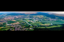 Panorama Perspektive der Stadtansicht am Ufer des Flußverlaufes der Weser in Holzminden im Bundesland Niedersachsen, Deutschland