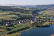 Dorfkern an den Fluß- Uferbereichen der Weser im Ortsteil Meinbrexen in Lauenförde im Bundesland Niedersachsen, Deutschland