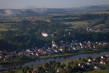 Dorfkern an den Fluß- Uferbereichen der Weser im Ortsteil Herstelle in Beverungen - NRW im Bundesland Nordrhein-Westfalen, Deutschland