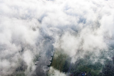 Luftbild von Wolken überm Wesertal in Bad Karlshafen im Bundesland Hessen, Deutschland
