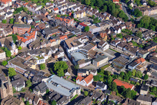 Zentrum mit Parkhaus in der Rodewiekstraße und Salamander in der Hennekenstr in Höxter im Bundesland Nordrhein-Westfalen, Deutschland