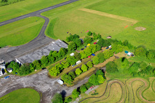 Parkplatz des Flugplatz Höxter-Holzminden (EDVI) im Ortsteil Albaxen im Bundesland Nordrhein-Westfalen, Deutschland