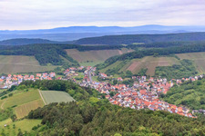 Weinberge um das Winzerdorf in Ramsthal im Bundesland Bayern, Deutschland