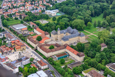Luftaufnahme von Schloßpark und Schloß Werneck mit Schlosskirche und Albert-Schweitzer-Haus im Bundesland Bayern, Deutschland