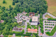Krankenhaus für Psychiatrie, Psychotherapie und Psychosomatische Medizin Schloss Werneck im Bundesland Bayern, Deutschland vom Flugzeug aus