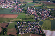 Ortsansicht der Straßen und Häuser der Wohngebiete in Unterpleichfeld im Bundesland Bayern, Deutschland