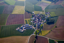 Dorf - Ansicht am Rande von landwirtschaftlichen Feldern und Nutzflächen in Rupprechtshausen in Unterpleichfeld im Bundesland Bayern, Deutschland