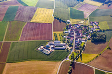 Dorf - Ansicht am Rande von landwirtschaftlichen Feldern und Nutzflächen mit Bioenergie im Ortsteil Rupprechtshausen in Unterpleichfeld im Bundesland Bayern, Deutschland