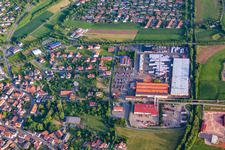 Luftaufnahme von Gebäude und Produktionshallen auf dem Werksgelände der Ziegelei Braas GmbH - Verkaufsregion und Lager Hainstadt in Buchen im Bundesland Baden-Württemberg, Deutschland
