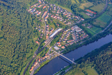 Neckarbrücke in Neckargerach im Bundesland Baden-Württemberg, Deutschland aus der Luft