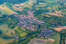Dorf - Ansicht am Rande von landwirtschaftlichen Feldern und Nutzflächen in Schatthausen in Wiesloch im Bundesland Baden-Württemberg, Deutschland