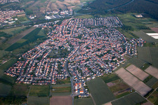 Ortsteil Sankt Leon in St. Leon-Rot im Bundesland Baden-Württemberg, Deutschland aus der Drohnenperspektive