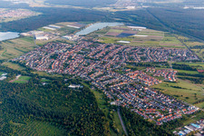 Luftaufnahme von Ortsansicht der Straßen und Häuser der Wohngebiete in Wiesental in Waghäusel im Bundesland Baden-Württemberg, Deutschland