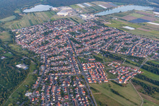 Schrägluftbild von Ortsansicht der Straßen und Häuser der Wohngebiete in Wiesental in Waghäusel im Bundesland Baden-Württemberg, Deutschland