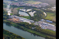 Naherholungsgebiet Sollachsee hinter Produktionshallen der Rheinspan GmbH & Co. KG am Rheinufer in Germersheim im Bundesland Rheinland-Pfalz, Deutschland