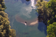Fischerboot an Sandbank in der Judengasse in den Rheinauen Bremengrund in Au am Rhein im Bundesland Baden-Württemberg, Deutschland