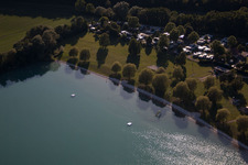 Schrägluftbild von Lauterbourg, Baggersee im Bundesland Bas-Rhin, Frankreich