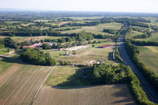 Haras de la Née in Neewiller-près-Lauterbourg im Bundesland Bas-Rhin, Frankreich aus der Drohnenperspektive