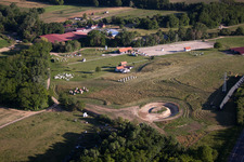 Haras de la Née in Neewiller-près-Lauterbourg im Bundesland Bas-Rhin, Frankreich von einer Drohne aus
