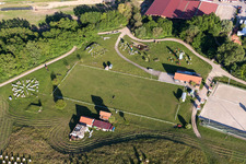 Luftaufnahme von Rennstrecke der Rennbahn - Trabrennbahn Haras De La Née in Néewiller-prés-Lauterbourg in Grand Est in Neewiller-près-Lauterbourg im Bundesland Bas-Rhin, Frankreich