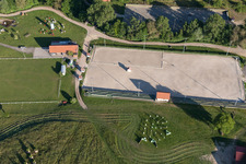 Schrägluftbild von Rennstrecke der Rennbahn - Trabrennbahn Haras De La Née in Néewiller-prés-Lauterbourg in Grand Est in Neewiller-près-Lauterbourg im Bundesland Bas-Rhin, Frankreich