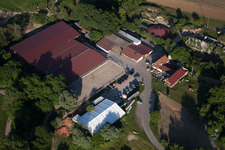Haras de la Née in Neewiller-près-Lauterbourg im Bundesland Bas-Rhin, Frankreich aus der Luft betrachtet