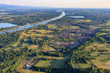 Dorfansicht aus Norden am Rheinufer in Mothern im Bundesland Bas-Rhin, Frankreich