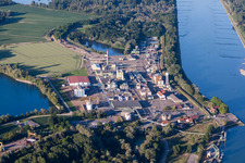 Luftbild von Gebäude und Produktionshallen auf dem Werksgelände des Chemieproduzenten DOW France S.A.S. am Rheinufer in Lauterbourg in Grand Est im Bundesland Bas-Rhin, Frankreich