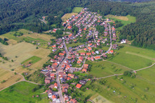 Dorfansicht im Nordschwarzwald aus Südwesten im Ortsteil Dennach in Neuenbürg im Bundesland Baden-Württemberg, Deutschland