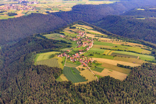 Dorf in einer Waldlichtung im Ortsteil Schmieh in Bad Teinach-Zavelstein im Bundesland Baden-Württemberg, Deutschland
