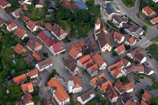 Ortsansicht der Straßen und Häuser der Wohngebiete in Neubulach im Bundesland Baden-Württemberg, Deutschland