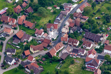 Luftaufnahme von Ortsansicht der Straßen und Häuser der Wohngebiete in Neubulach im Bundesland Baden-Württemberg, Deutschland